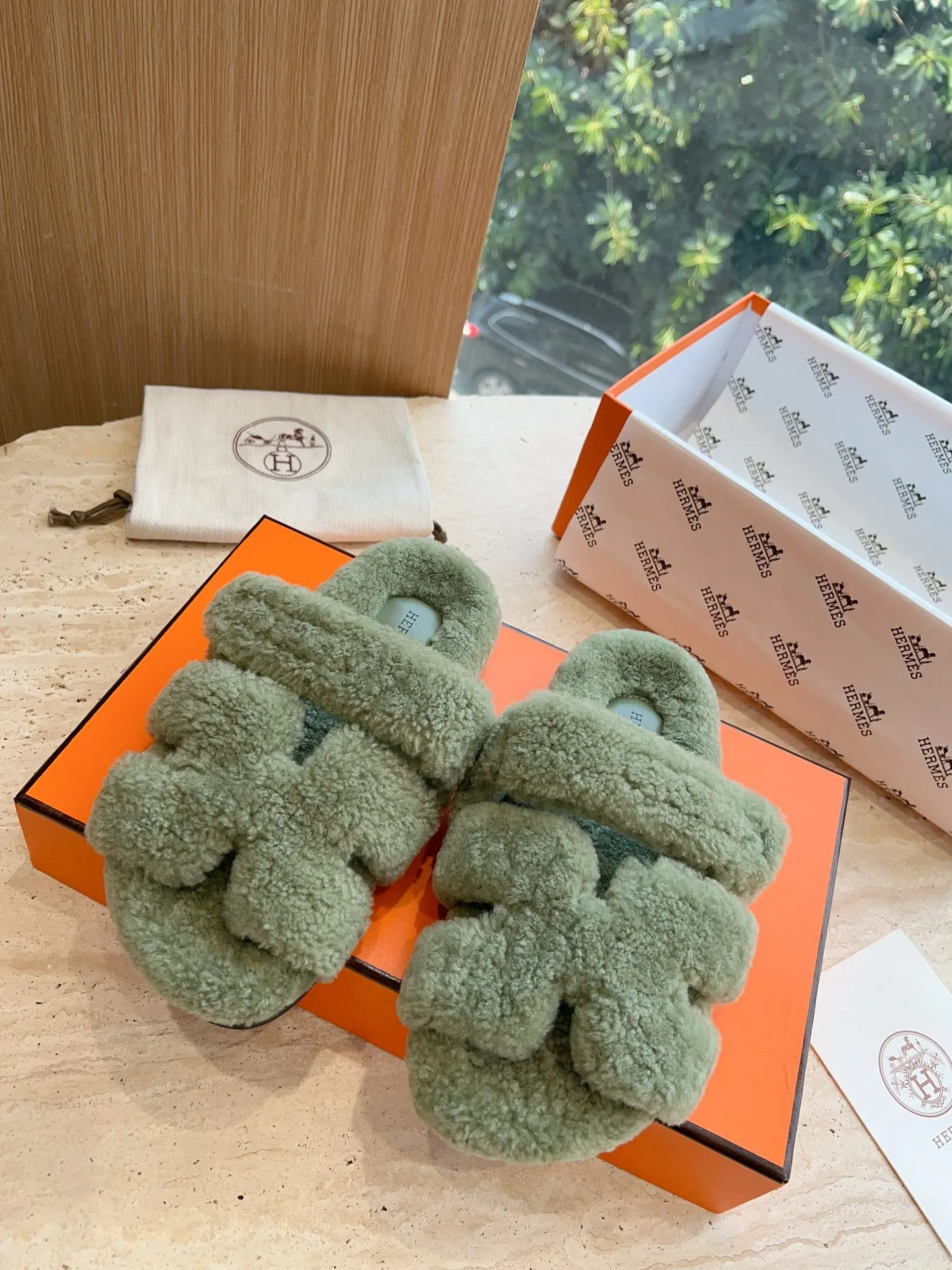 👟👟Ex-factory price 500👟👟 (Top version) Hermes Hermès Second Uncle Fur Slippers Can be made without standard: [Note: No standard needs to be customized] In 2024, the official website and Xiaohongshu will synchronize the latest color matching Hermès hot models, upgraded workmanship, high quality! Fashionable small wool H-slip autumn and winter style flat-soled wool mop. Fabric: Imported lamb's roll real wool. Lining: Imported lamb's roll real wool. Outsole: Genuine leather outsole. Size: 35-43, [Note: 41, 42, 43 customized]